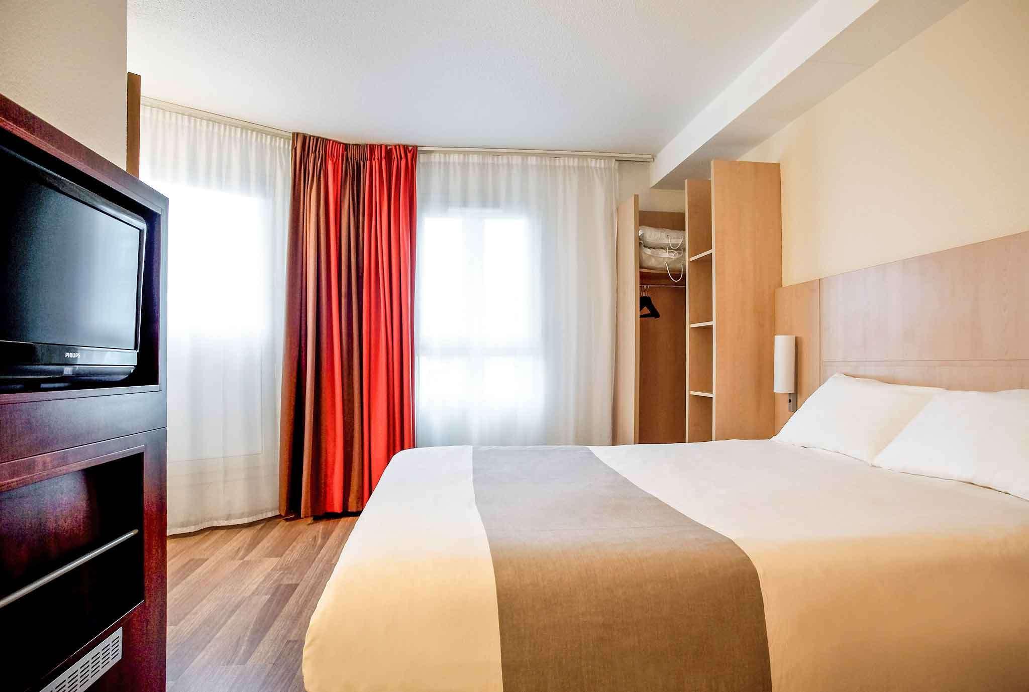 Отель Ibis Styles Paris Пуасси Экстерьер фото