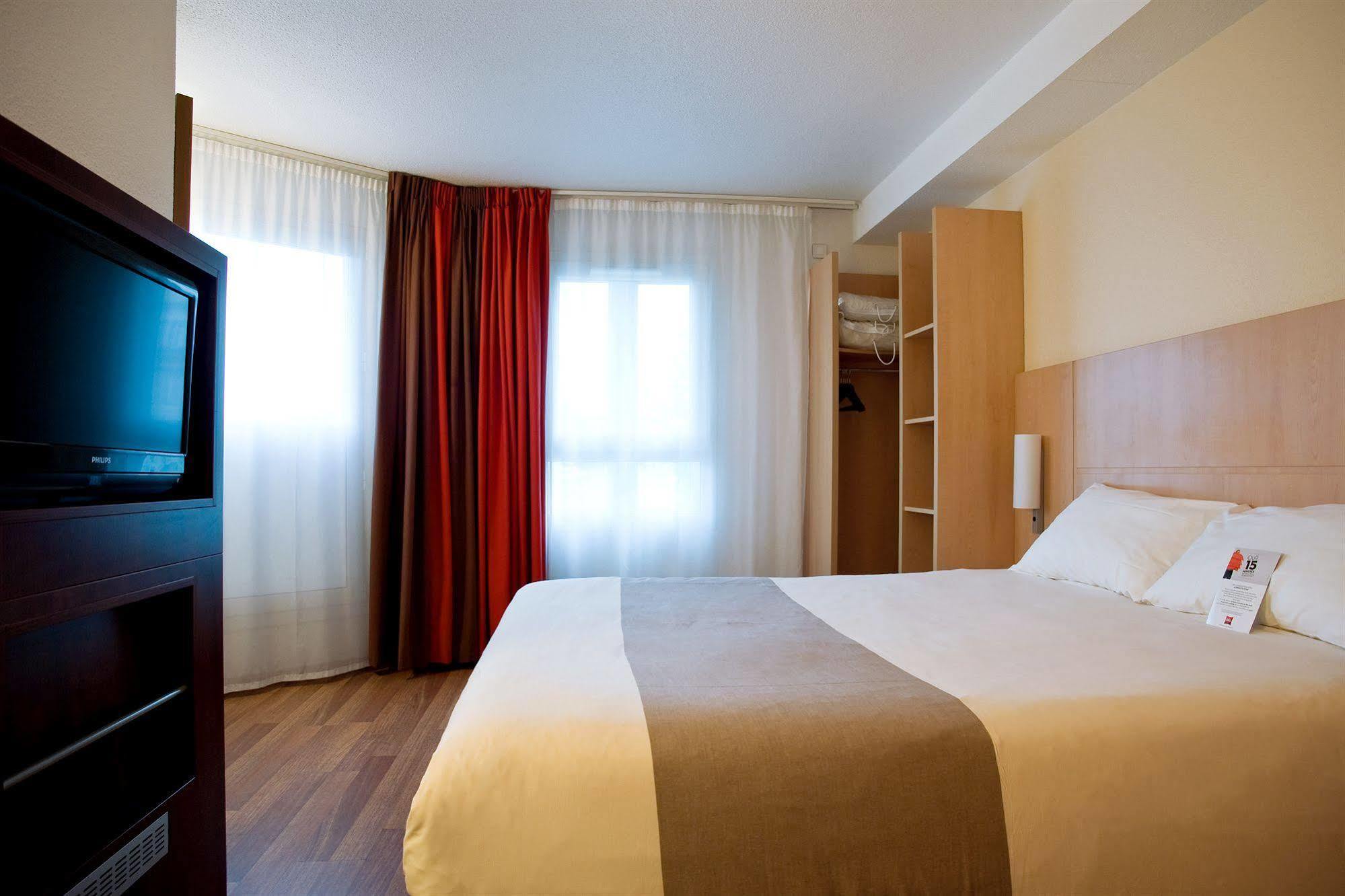 Отель Ibis Styles Paris Пуасси Экстерьер фото